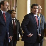 el-presidente-horacio-cartes-d-saliendo-del-palacio-de-lopez-ayer-sin-dar-declaraciones-a-la-prensa-sobre-las-cuentas-secretas-_897_573_1195220