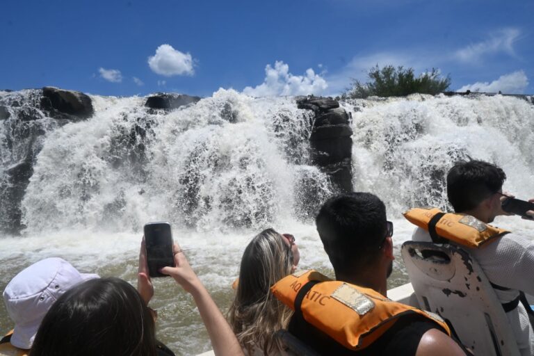 Posadas se embarca hacia los Saltos del Moconá