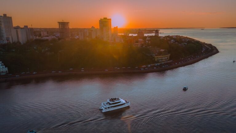 Noches de río y DJ: El catamarán de Posadas enciende la movida del Paraná